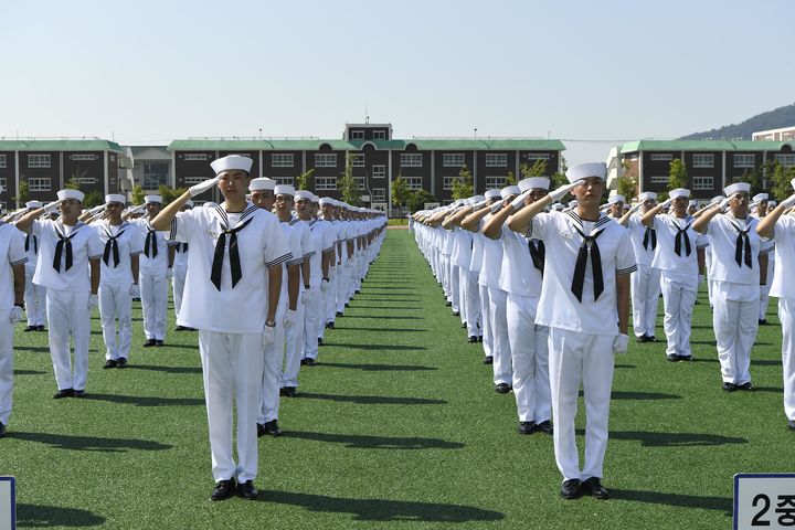 [서울=뉴시스] 1일 경남 창원시 진해구 해군교육사령부 기초군사교육단 연병장에서 열린 해군병 715기 수료식에서 해군병들이 경례를 하고 있다. (사진=해군교육사령부 제공) 2025.08.01. photo@newsis.com *재판매 및 DB 금지