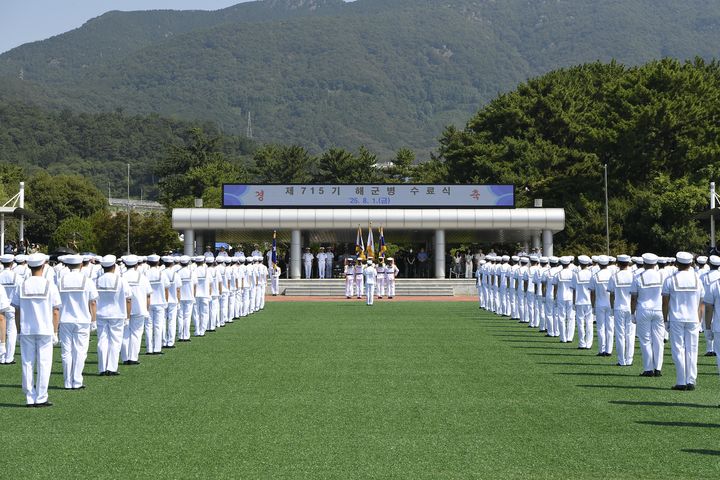 [서울=뉴시스] 1일 경남 창원시 진해구 해군교육사령부 기초군사교육단 연병장에서 해군병 715기 수료식이 열리고 있다. (사진=해군교육사령부 제공) 2025.08.01. photo@newsis.com *재판매 및 DB 금지