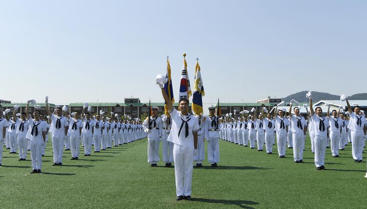 [서울=뉴시스] 1일 경남 창원시 진해구 해군교육사령부 기초군사교육단 연병장에서 열린 해군병 715기 수료식에서 수병들이 환하게 웃고 있다. (사진=해군교육사령부 제공) 2025.08.01. photo@newsis.com *재판매 및 DB 금지