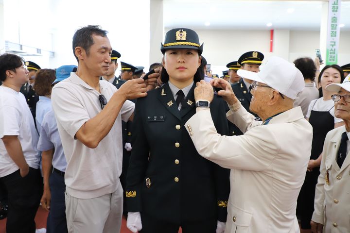 [서울=뉴시스] 1일 전북 익산 육군부사관학교에서 열린 '2025-2기 민간·장기복무·현역·예비역과정 육군 부사관 임관식'에서 6.25전쟁 참전용사가 신임 부사관 하정연 하사에게 계급장을 수여하고 있다. (사진=육군 제공) 2025.08.01. photo@newsis.com *재판매 및 DB 금지
