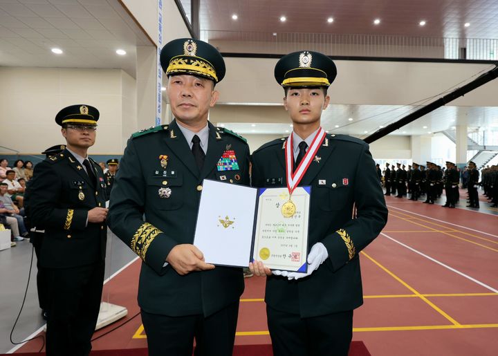 [서울=뉴시스] 1일 전북 익산 육군부사관학교에서 열린 '2025-2기 민간·장기복무·현역·예비역과정 육군 부사관 임관식'에서 김진철(소장) 교육사령관 직무대리가 국방부장관상을 수상한 정민규 하사에게 상장을 수여한 후 기념촬영 하고 있다. (사진=육군 제공) 2025.08.01. photo@newsis.com *재판매 및 DB 금지