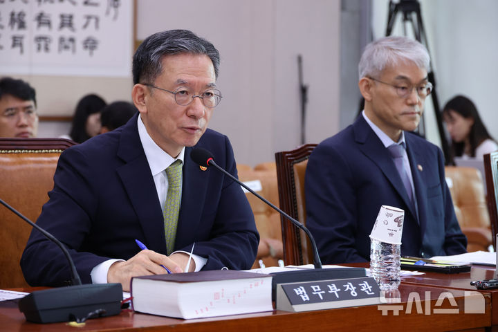 [서울=뉴시스] 김금보 기자 = 정성호 법무부 장관이 1일 서울 여의도 국회에서 열린 법제사법위원회 전체회의에서 질의에 답하고 있다. 2025.08.01. kgb@newsis.com