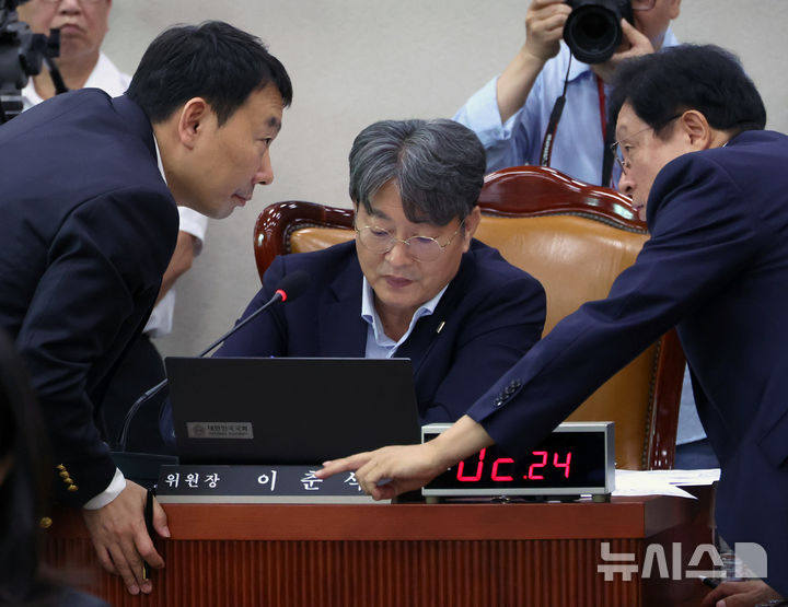 [서울=뉴시스] 김금보 기자 = 박형수(오른쪽) 국회 법제사법위원회 국민의힘 간사와 김용민(왼쪽) 더불어민주당 간사가 1일 서울 여의도 국회에서 열린 법제사법위원회 전체회의에서 의논을 하고 있다. 가운데는 이춘석 위원장. 2025.08.01. kgb@newsis.com