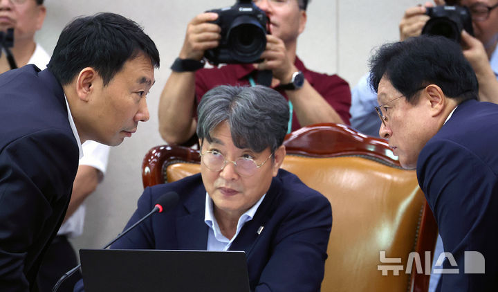 [서울=뉴시스] 김금보 기자 = 박형수(오른쪽) 국회 법제사법위원회 국민의힘 간사와 김용민(왼쪽) 더불어민주당 간사가 지난 1일 서울 여의도 국회에서 열린 법제사법위원회 전체회의에서 의논을 하고 있다. 가운데는 이춘석 위원장. 2025.08.01. kgb@newsis.com