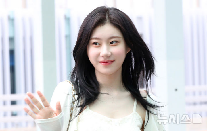 [인천공항=뉴시스] 김혜진 기자 = 그룹 있지 채령이 해외 일정을 위해 1일 인천국제공항을 통해 대만으로 출국하고 있다. 2025.08.01. jini@newsis.com