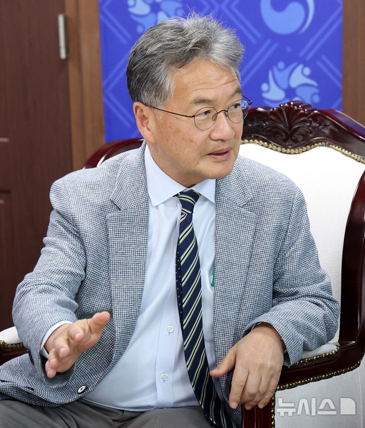 [서울=뉴시스] 추상철 기자 = 조셉 윤 주한미국대사 대리가 1일 오후 서울 종로구 정부서울청사에서 정동영 통일부 장관과 대화를 하고 있다. 2025.08.01. scchoo@newsis.com