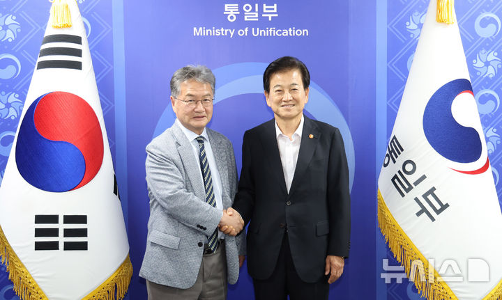 [서울=뉴시스] 추상철 기자 = 정동영 통일부 장관이 1일 오후 서울 종로구 정부서울청사에서 조셉 윤 주한미국대사 대리와 기념촬영을 하고 있다. 2025.08.01. scchoo@newsis.com