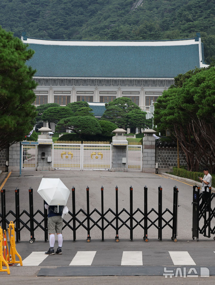 [서울=뉴시스] 황준선 기자 = 청와대의 일반인 관람이 중단된 1일 서울 종로구 청와대 본관 입구에 바리케이드가 설치돼 있다. 청와대는 이재명 대통령의 집무실 복귀를 앞두고 보안 및 안전 점검을 위해 이날부터 일반인 관람이 임시 중단된다. 2025.08.01. hwang@newsis.com