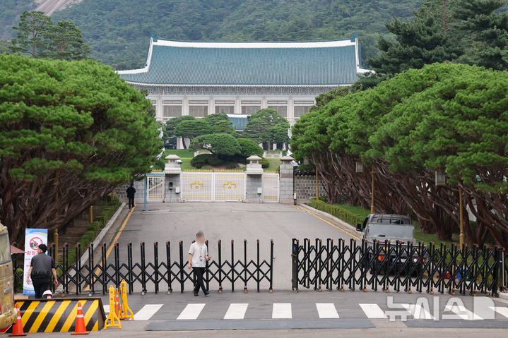 [서울=뉴시스] 황준선 기자 = 청와대의 일반인 관람이 중단된 1일 서울 종로구 청와대 본관 입구에 바리케이드가 설치돼 있다. 청와대는 이재명 대통령의 집무실 복귀를 앞두고 보안 및 안전 점검을 위해 이날부터 일반인 관람이 임시 중단된다. 2025.08.01. hwang@newsis.com