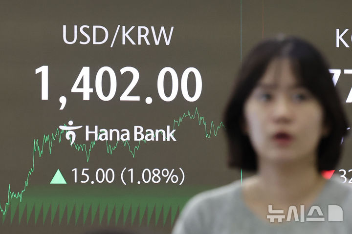 [서울=뉴시스] 권창회 기자 = 1일 오후 서울 중구 하나은행 딜링룸에서 딜러들이 업무를 보고 있다. 원·달러 환율이 전 거래일보다 14.4원 오른 1401.4원에 마감했다. 코스피는 전 거래일보다 126.03포인트(3.88%) 내린 3119.41, 코스닥 지수는 전 거래일 대비 32.45포인트(4.03%) 하락한 772.79에 마감했다. 2025.08.01. kch0523@newsis.com
