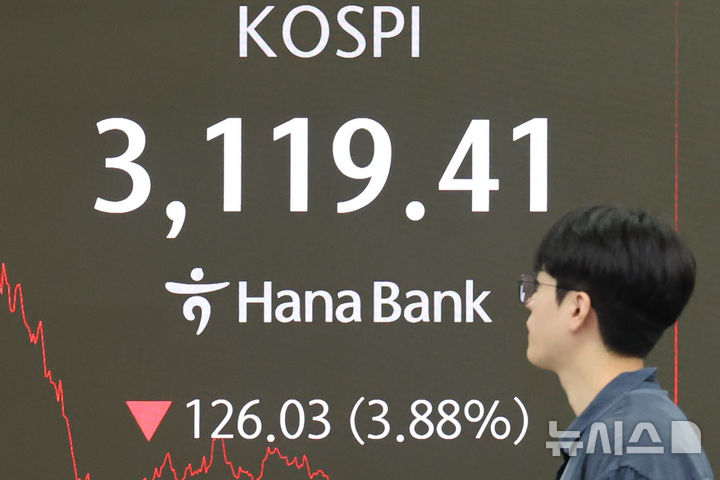 [서울=뉴시스] 권창회 기자 = 사진은 정부의 세제개편안 발표 다음 날인 지난달 1일 서울 중구 하나은행 딜링룸에 비친 코스피 전광판에 코스피가 하루 새 4%가까이 급락한 상황이 비친 모습. 2025.08.01. kch0523@newsis.com