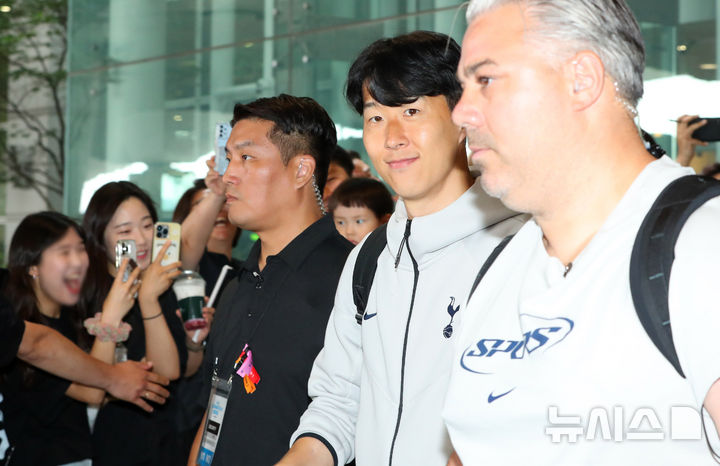 [인천공항=뉴시스] 김혜진 기자 = 토트넘 홋스퍼의 손흥민이 1일 오후 인천국제공항 제1터미널을 통해 입국해 공항을 빠져나가고 있다.  토트넘은 오는 3일 오후 8시 서울 월드컵경기장에서 뉴캐슬 유나이티드와 친선전을 치른다. 2025.08.01. jini@newsis.com
