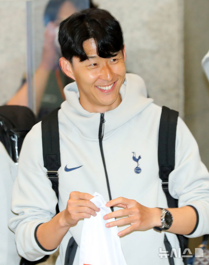 [인천공항=뉴시스] 김혜진 기자 = 토트넘 홋스퍼의 손흥민이 1일 오후 인천국제공항 제1터미널을 통해 입국해 팬들에게 인사를 하고 있다.  토트넘은 오는 3일 오후 8시 서울 월드컵경기장에서 뉴캐슬 유나이티드와 친선전을 치른다. 2025.08.01. jini@newsis.com