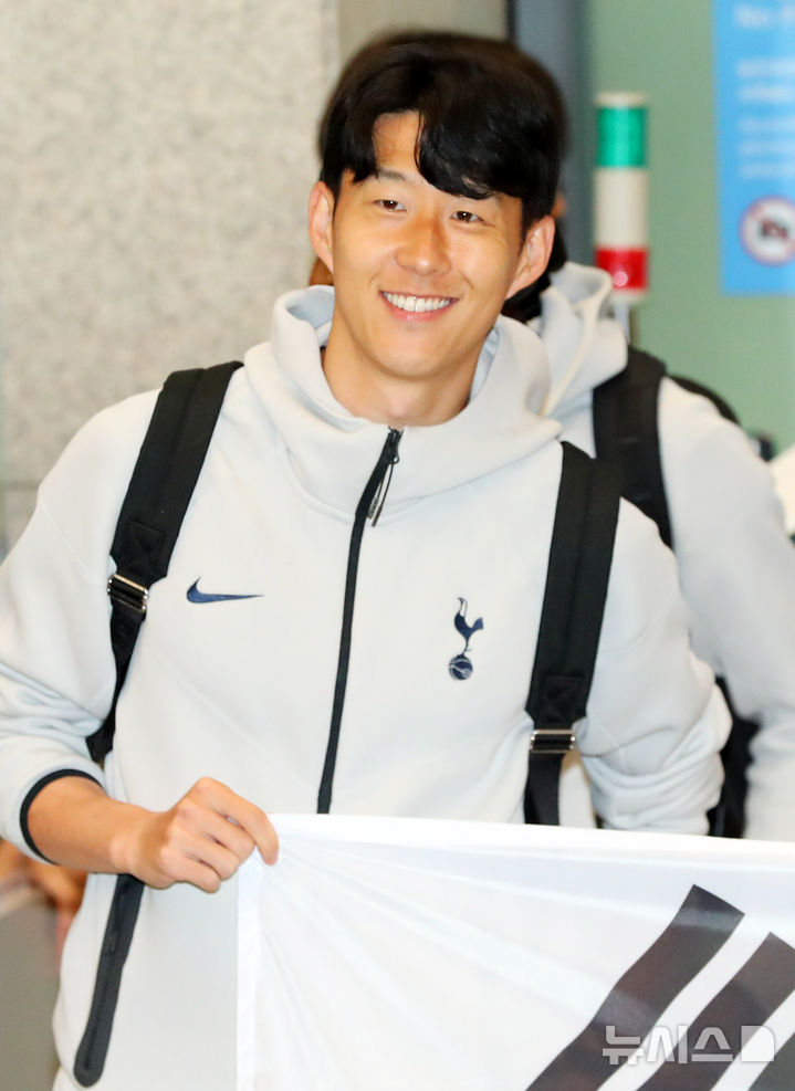 [인천공항=뉴시스] 김혜진 기자 = 토트넘 홋스퍼의 손흥민이 1일 오후 인천국제공항 제1터미널을 통해 입국해 팬들에게 인사를 하고 있다.  토트넘은 오는 3일 오후 8시 서울 월드컵경기장에서 뉴캐슬 유나이티드와 친선전을 치른다. 2025.08.01. jini@newsis.com