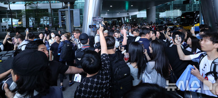 [인천공항=뉴시스] 김혜진 기자 = 토트넘 홋스퍼 선수단이 1일 오후 인천국제공항 제1터미널을 통해 입국해 공항을 빠져나가고 있다.  토트넘은 오는 3일 오후 8시 서울 월드컵경기장에서 뉴캐슬 유나이티드와 친선전을 치른다. 2025.08.01. jini@newsis.com