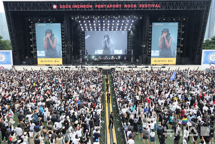 [인천=뉴시스] 전진환 기자 = 1일 오후 인천 연수구 송도달빛축제공원에서 열린 '2025 인천펜타포트 락 페스티벌'에서 리틀 심즈(Little Simz)가 공연을 하고 있다. 2025.08.01. amin2@newsis.com