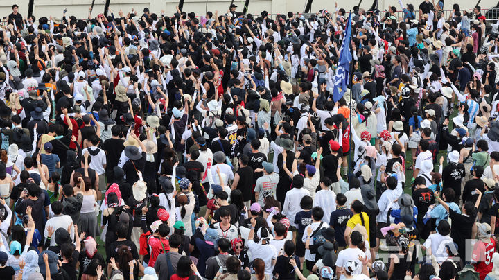 [인천=뉴시스] 전진환 기자 = 1일 오후 인천 연수구 송도달빛축제공원에서 열린 '2025 인천펜타포트 락 페스티벌'에서 관람객들이 리틀 심즈(Little Simz)의 공연을 관람하고 있다. 2025.08.01. amin2@newsis.com