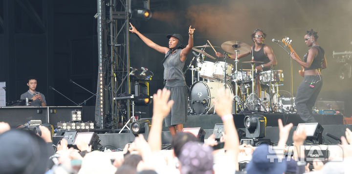 [인천=뉴시스] 전진환 기자 = 1일 오후 인천 연수구 송도달빛축제공원에서 열린 '2025 인천펜타포트 락 페스티벌'에서 리틀 심즈(Little Simz)가 공연을 하고 있다. 2025.08.01. amin2@newsis.com