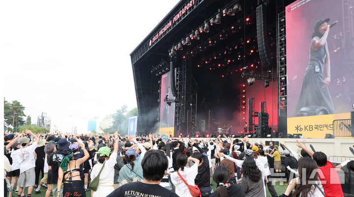 [인천=뉴시스] 전진환 기자 = 1일 오후 인천 연수구 송도달빛축제공원에서 열린 '2025 인천펜타포트 락 페스티벌'에서 관람객들이 리틀 심즈(Little Simz)가 공연을 감상하고 있다. 2025.08.01. amin2@newsis.com