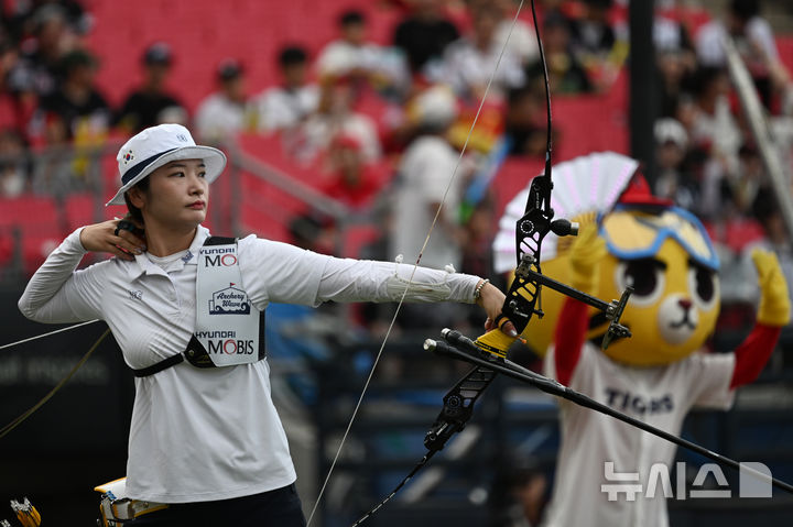 [광주=뉴시스] 박기웅 기자 = 광주 2025 세계양궁선수권대회에 출전하는 양궁 국가대표 선수들이 지난달 1일 오후 광주 북구 광주-기아챔피언스필드에서 소음과 관중 중압감을 대비한 특별 적응 훈련을 하고 있다. 2025.08.01. pboxer@newsis.com