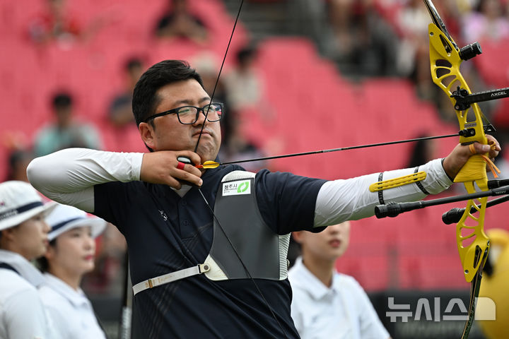 [광주=뉴시스] 박기웅 기자 = 광주 2025 세계양궁선수권대회에 출전하는 양궁 국가대표 선수들이 1일 오후 광주 북구 광주-기아챔피언스필드에서 소음과 관중 중압감을 대비한 특별 적응 훈련을 하고 있다. 2025.08.01. pboxer@newsis.com