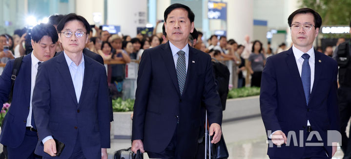 [인천공항=뉴시스] 김진아 기자 = 한미 관세 협상을 마친 구윤철 부총리 겸 기획재정부 장관과 김정관 산업통상자원부 장관, 여한구 통상교섭본부장이 1일 인천국제공항 2터미널을 통해 귀국하고 있다. 2025.08.01. bluesoda@newsis.com