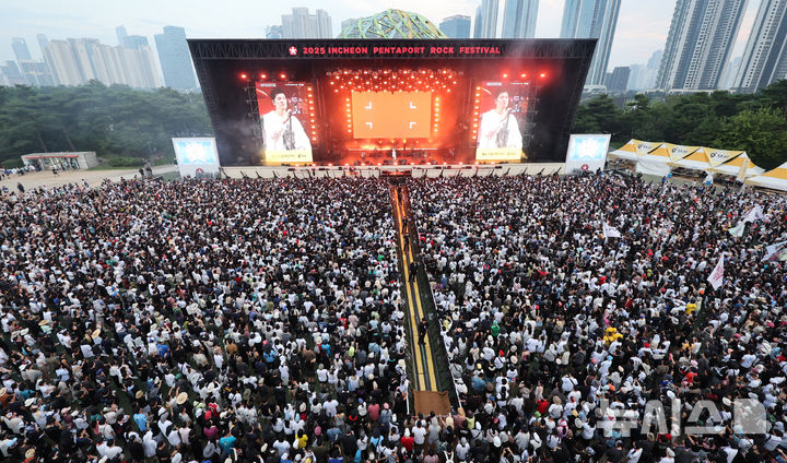[인천=뉴시스] 전진환 기자 = 1일 오후 인천 연수구 송도달빛축제공원에서 열린 '2025 인천펜타포트 락 페스티벌'에서 관람객들이 장기하의 공연을 관람하고 있다. 2025.08.01. amin2@newsis.com