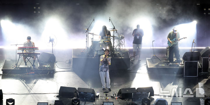 [인천=뉴시스] 전진환 기자 = 1일 오후 인천 연수구 송도달빛축제공원에서 열린 '2025 인천펜타포트 락 페스티벌'에서 관람객들이 장기하의 공연을 관람하고 있다. 2025.08.01. amin2@newsis.com