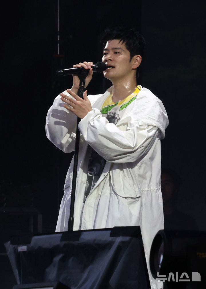 [인천=뉴시스] 전진환 기자 = 1일 오후 인천 연수구 송도달빛축제공원에서 열린 '2025 인천펜타포트 락 페스티벌'에서 관람객들이 장기하의 공연을 관람하고 있다. 2025.08.01. amin2@newsis.com