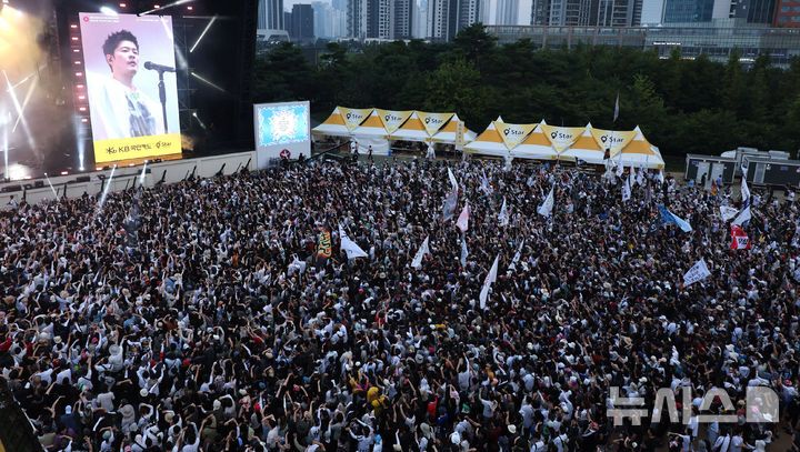 [인천=뉴시스] 전진환 기자 = 1일 오후 인천 연수구 송도달빛축제공원에서 열린 '2025 인천펜타포트 락 페스티벌'에서 관람객들이 장기하의 공연을 관람하고 있다. 2025.08.01. amin2@newsis.com