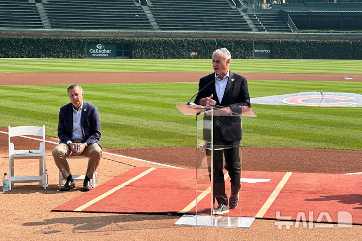 [시카고=AP/뉴시스] 맨프레드 메이저리그 커미셔너가 2027년 올스타전이 시카고 컵스의 홈구장인 리글리 필드에서 열린다고 발표했다. 2025.08.02. 