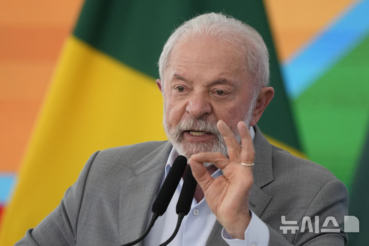 [브라질리아=AP/뉴시스] 루이스 이나시우 룰라 다 시우바 브라질 대통령이 지난 1일(현지 시간) 브라질리아 대통령궁에서 발언하고 있다. 2025.08.07.