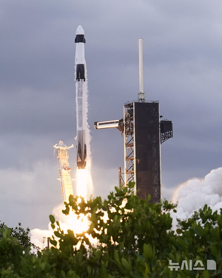 [AP/뉴시스] 이스라엘이 미 플로리다주의 케이프 케너배럴에서 7월에 발사한 최초의 통신위성 드로르1호가 궤도에 진입했다고 정부 우주국이 8월 11일 발표했다.  사진은 드로르1호를 탑재하고 우주로 발사된 스페이스X의 팰컨9 로켓 발사광경.  2025. 08.12. 