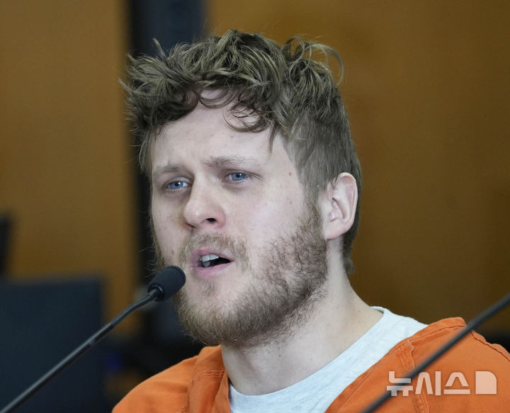 [밀워키=AP/뉴시스]데이트한 19세 여대생을 살해하고 시신을 절단해 곳곳에 유기한 혐의를 받는 맥스웰 앤더슨이 지난 1일 밀워키 카운티 순회법원에서 열린 선고 공판에서 발언하는 모습. 2025.8.3