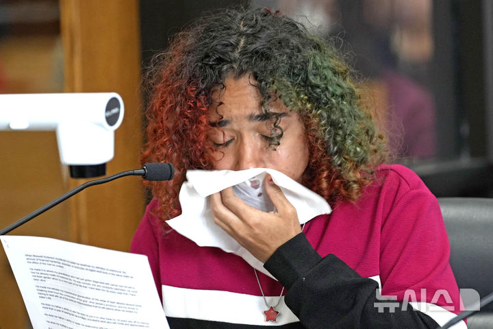 [밀워키=AP/뉴시스]세이드 로빈슨의 여동생이 지난 1일 밀워키 카운티 순회법원에서 열린 맥스웰 앤더슨의 선고 공판에서 진술하는 모습. 2025.8.3