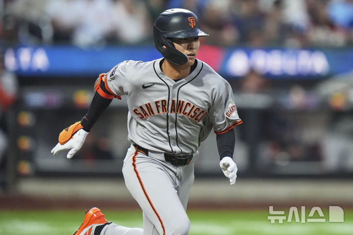 [뉴욕=AP/뉴시스] 샌프란시스코 자이언츠의 이정후가 1일(현지 시간) 미 뉴욕주 뉴욕의 시티 필드에서 열린 2025 메이저리그 뉴욕 메츠와의 경기 4회 초 2루수 앞 땅볼을 치고 1루를 향해 달리고 있다. 이정후는 5타수 1안타 1타점 1득점을 기록했고, 샌프란시스코는 승부치기 끝에 4-3으로 승리했다. 2025.08.02.