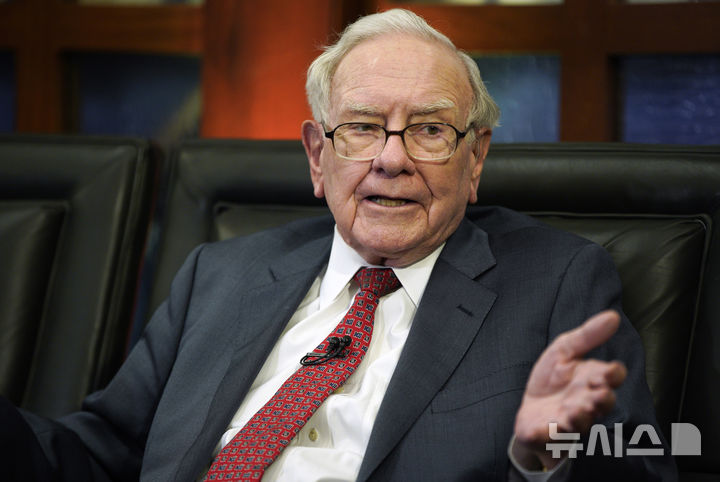 [오마하=AP/뉴시스] 미국의 대형 투자회사 버크셔 해세워이의 워렌 버핏 회장.2025.11.15.