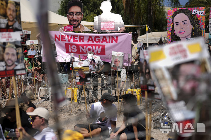 [텔아비브=AP/뉴시스] 이스라엘 인질 석방을 요구하는 대규모 반전 시위가 지난 2일(현지 시간) 이스라엘 텔아비브에서 열리고 있다. 2025.08.04.]