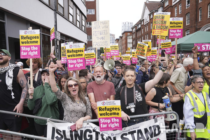 [런던=AP/뉴시스] 지난해 8월 2일(현지 시간) 영국 런던 중심부에서 망명 신청자들이 머무는 한 호텔 밖에 인종차별 반대 단체의 시위대가 모여 있다. 사진은 기사와 직접적 관련 없음. 2026.02.11. photo@newsis.com