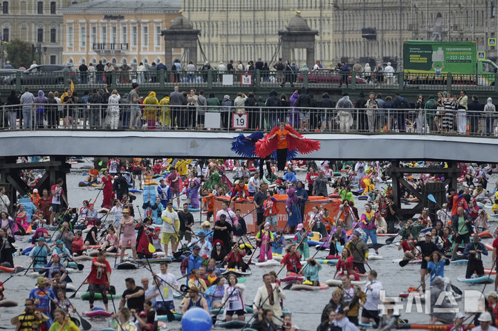 [상트페테르부르크=AP/뉴시스] 2일(현지 시간) 러시아 상트페테르부르크 모이카강에서 비가 내리는 가운데 열린 연례 ‘폰탄카’ 스탠드업 패들보드(SUP) 축제 참가자들이 패들보드를 젓고 있다. 이 축제에는 1만 명이 넘는 참가자가 함께했다. 2025.08.04.