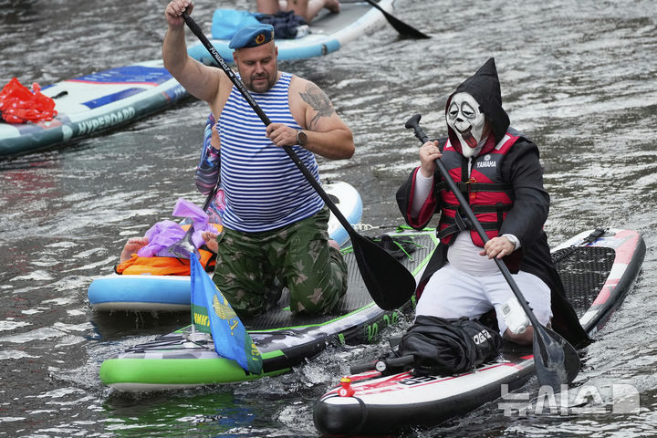 [상트페테르부르크=AP/뉴시스] 2일(현지 시간) 러시아 상트페테르부르크 모이카강에서 비가 내리는 가운데 열린 연례 ‘폰탄카’ 스탠드업 패들보드(SUP) 축제 참가자들이 패들보드를 젓고 있다. 이 축제에는 1만 명이 넘는 참가자가 함께했다. 2025.08.04.