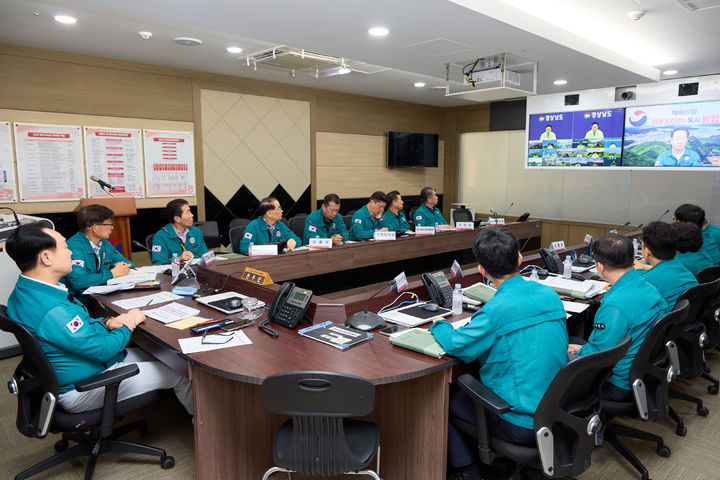 [통영=뉴시스] 신정철 기자= 경남 통영시는 민선 8기 4년차를 맞아 천영기 시장의 진두지휘 아래 시민 안전을 행정의 최우선 가치로 삼고 시민의 생애주기별·생활권역별 맞춤형 안전정책을 확대하며 ‘위기대응 중심’에서 ‘사전예방 중심’으로의 행정 패러다임 전환을 본격화하고 있다고 1일 밝혔다.사진은 통영시의 여름철 폭염·풍수해 등 자연재난 발생에 따른 예방 및 대응체계 구축 영상회의 모습.(사진=통영시 제공).2025.08.01. photo@newsis.com *재판매 및 DB 금지