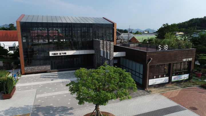 [거제=뉴시스] 신정철 기자= 거제식물원 식물문화센터는 오는 12일부터 31일까지 매주 화요일부터 일요일까지, 시민과 관광객을 대상으로 ‘8월 가드닝데이 – 마리모 집 만들기’ 체험 프로그램을 운영한다고 1일 밝혔다.사진은 거제식물원 식물문화센터 전경.(사진=거제시 제공).2025.08.01. photo@newsis.com *재판매 및 DB 금지