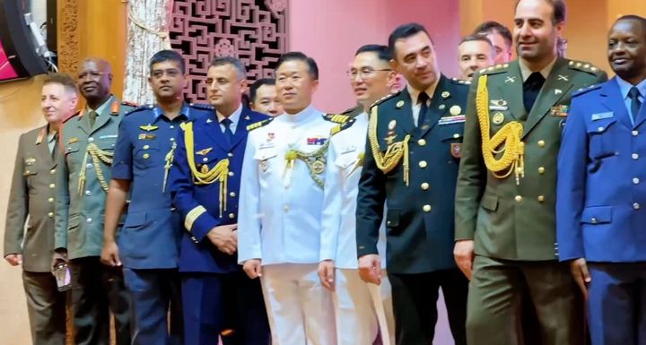 [서울=뉴시스]지난달 24일 주로 중국 대사관에서 열린 연회에 참석한 미국, 한국과 북한의 무관들이 단체 사진을 촬영했다. (출처=텔레그램, NK 뉴스에서 재인용) 2025.8.2.  *재판매 및 DB 금지