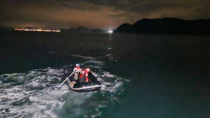 [태안=뉴시스] 태안해경이 지난 1일 오후 8시30분께 충남 태안군 소원면 파도리 아치내 해변 바다에서 갯바위에 고립된 낚시객을 구조하기 위해 고무보트를 타고 이동하고 있다. (사진=태안해양경찰서 제공) 2025.08.02. photo@newsis.com *재판매 및 DB 금지