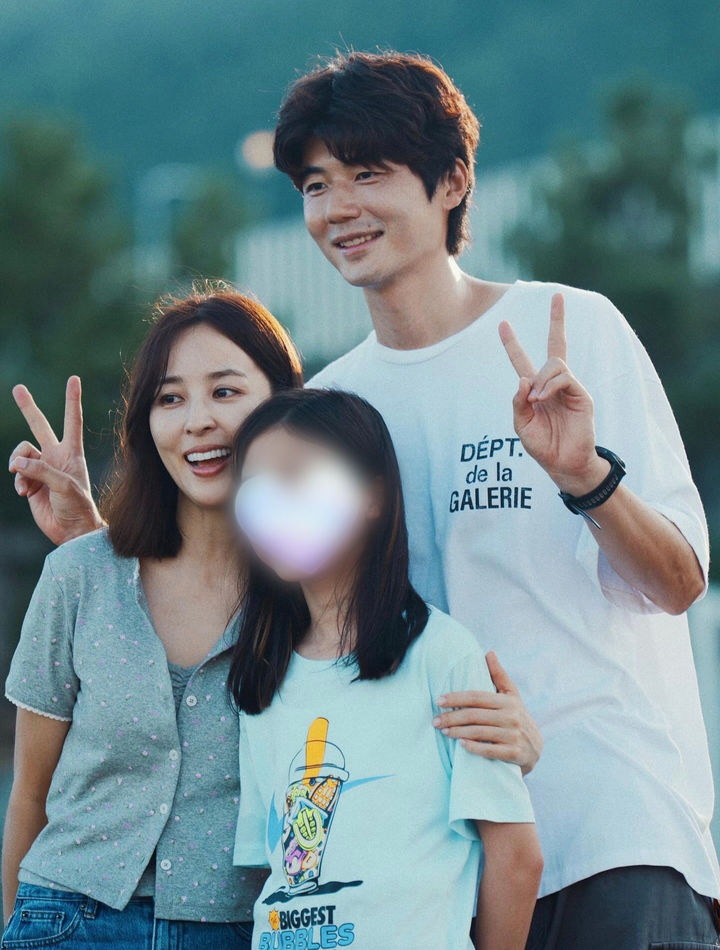 [서울=뉴시스] 배우 한혜진이 가족 사진을 공개했다. (사진=한혜진 인스타그램 캡처) 2025.08.02. photo@newsis.com *재판매 및 DB 금지