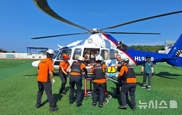 [서귀포=뉴시스] 2일 오전 오전 9시4분께 제주 서귀포시 안덕면 화순리의 한 도로에서 70대 여성 A씨가 몰던 4륜 오토바이가 아반떼 승용차와 부딪혀 1명이 숨졌다. 119 구급대가 출동해 닥터헬기로 부상자를 옮기고 있다. (사진=제주도소방안전본부 제공) 2025.08.02. photo@newsis.com *재판매 및 DB 금지