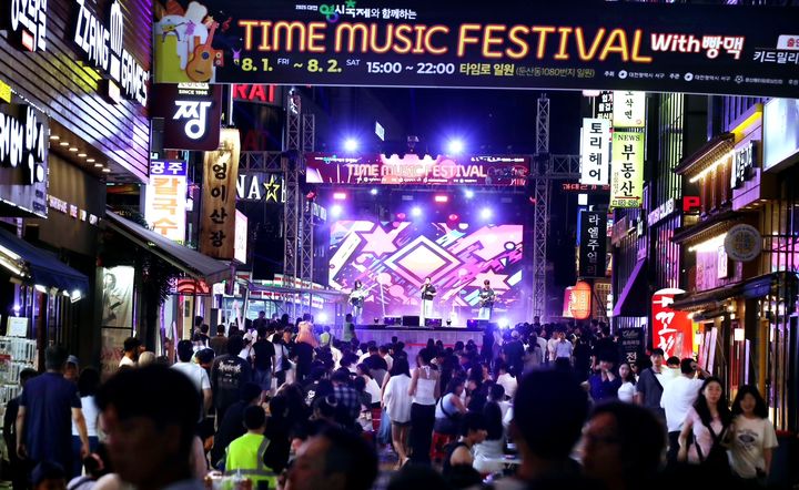 [대전=뉴시스] 조명휘 기자 = 대전 서구가 주최한 ‘2025 타임뮤직 페스티벌 with 빵맥' 행사가 두난동 타임로 일원서 열리고 있다. (사진= 서구청 제공) 2025.08.02. photo@newsis.com *재판매 및 DB 금지