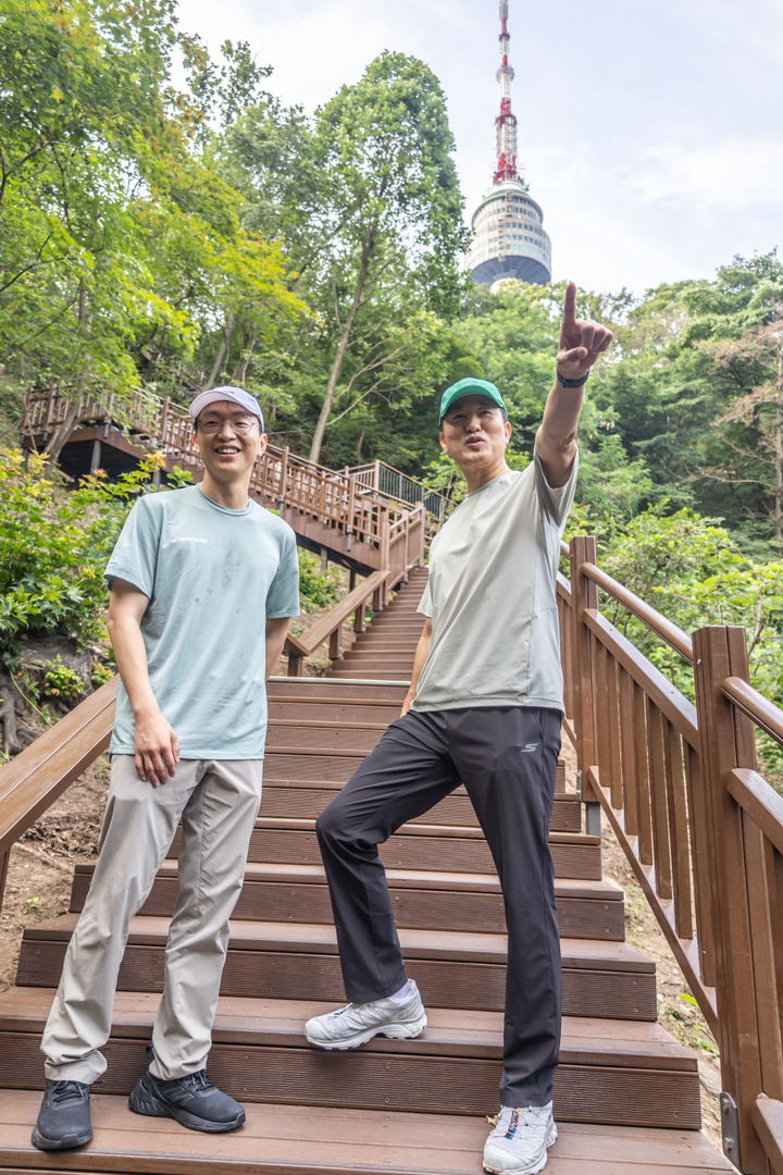 [서울=뉴시스] 오세훈 서울시장이 2일(토) 오전 정희원 서울 건강총괄관과 함께 남산 북측숲길에서 서울도심을 전망하고 있다. 2025.08.02. (사진=서울시 제공) *재판매 및 DB 금지