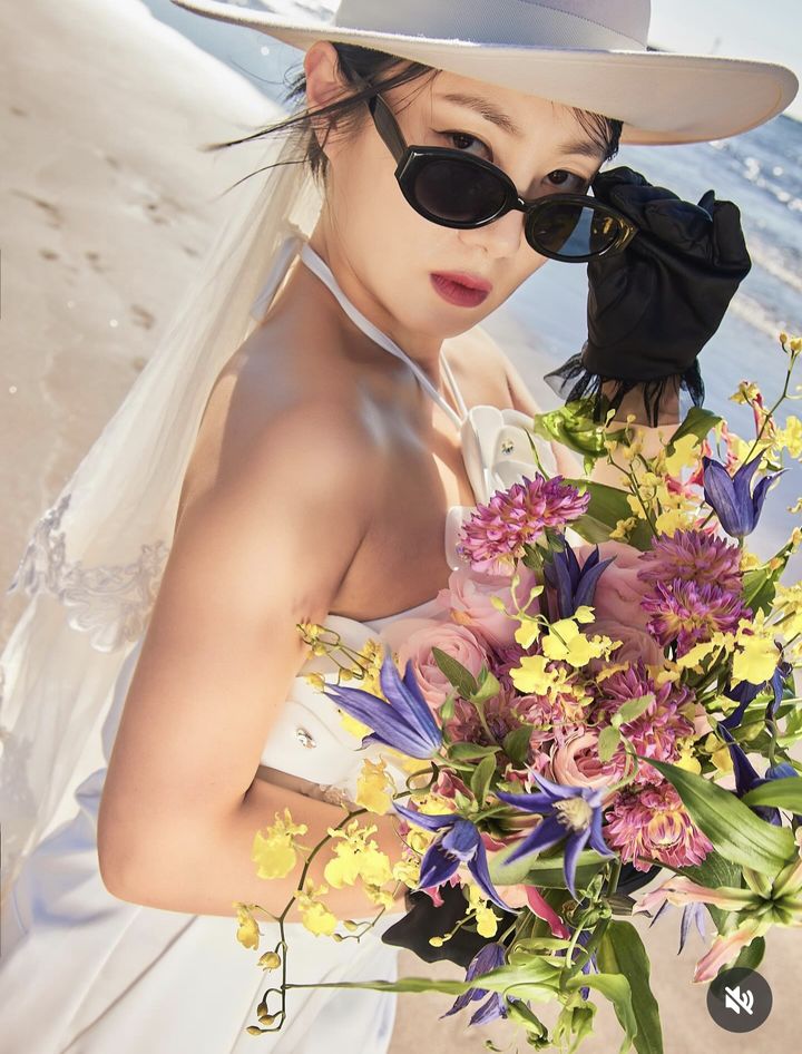 [서울=뉴시스] 개그우먼 박나래가 웨딩화보를 공개했다. (사진=박나래 인스타그램 캡처) 2025.08.02. photo@newsis.com *재판매 및 DB 금지